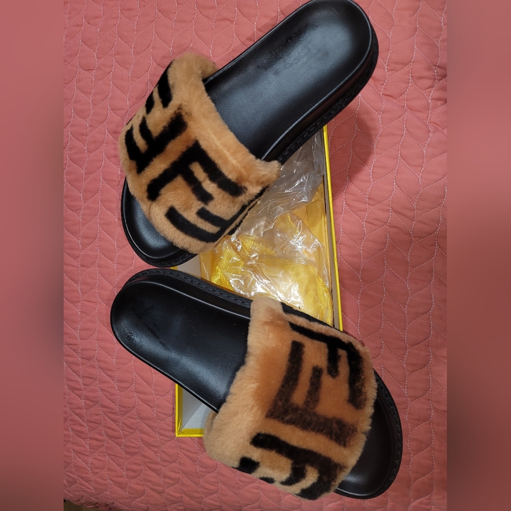 Fendi Slides Worn once Fluffy  sz.8  ⭐️$155⭐️